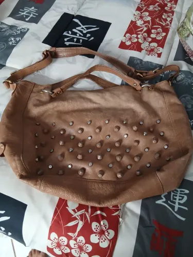 BOLSA MAX HOBO CARMIM EM COURO LEGÍTIMO E CAMURÇA COM TAXAS CARAMELO