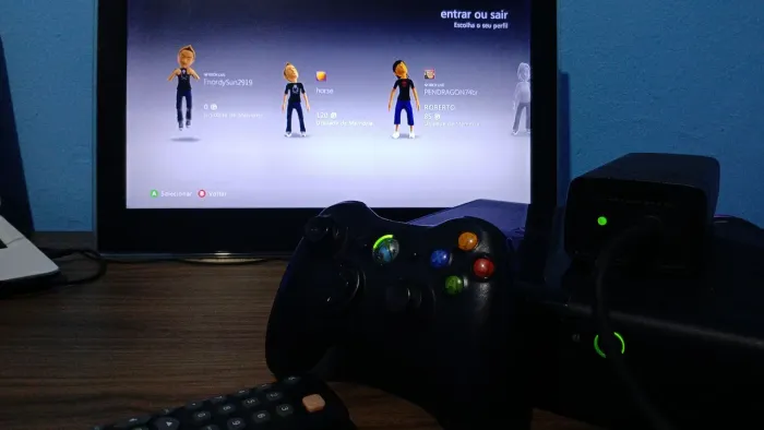 Xbox 360 Super Slim Bloqueado c/ Controle, Forza Horizon e Batman Arkham