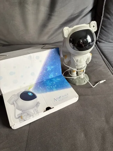 Boneco astronauta luz de estrelas no teto do quarto