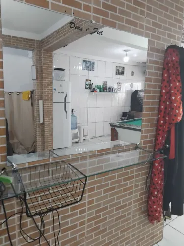 Espelho e prateleira de vidro 