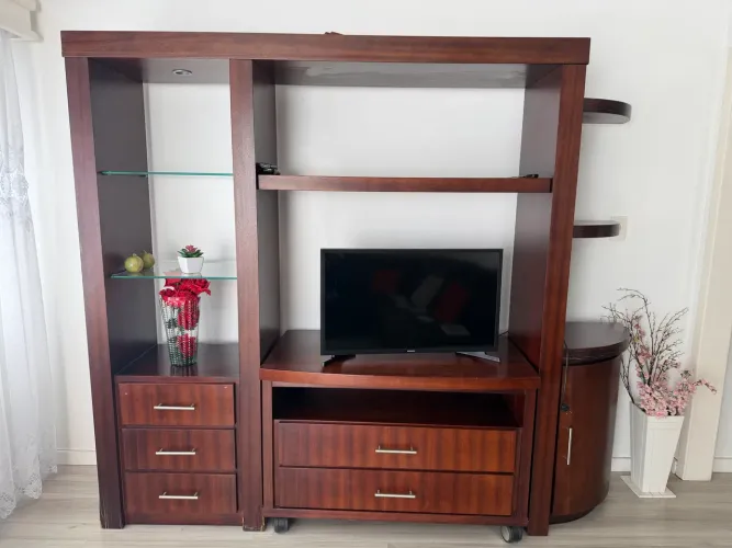Estante em MDF com rack de rodinhas
