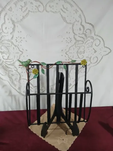 Antigo Revisteiro De Parede De Ferro Detalhes De Passaros