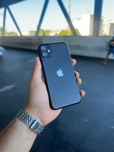Iphone 11. 128gb. Perfeito.  Detalhe ,  não funciona o chip .