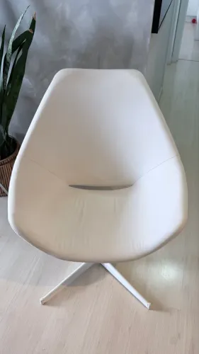 Poltronas Giratórias de cor branca