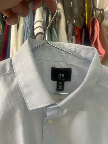 Camisa social H&M Listrada Azul com branco