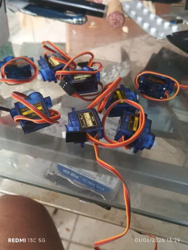 8 unidades Micro Servo TowerPro SG90  *
