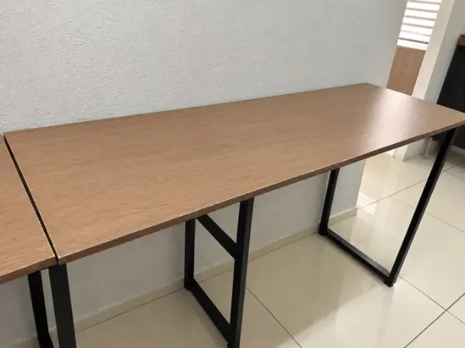 Mesa de Escritório em Madeira com Estrutura Metálica Preta e Prateleira Inferior