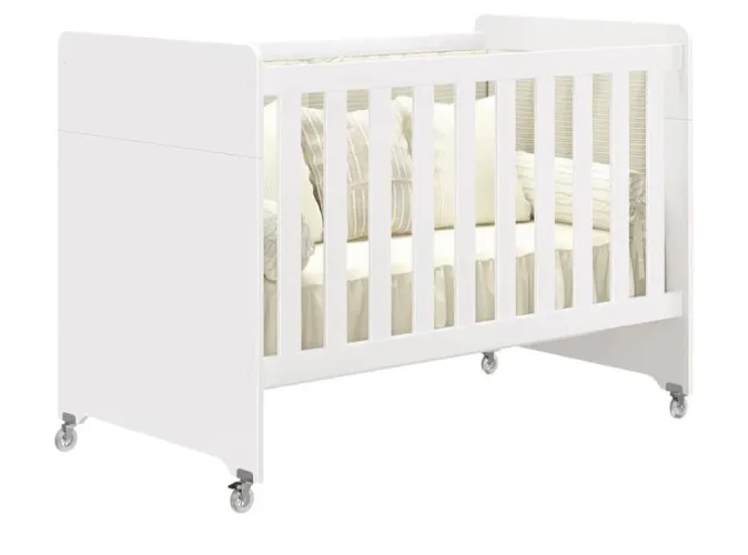 Berço que vira cama, com colchão impermeável