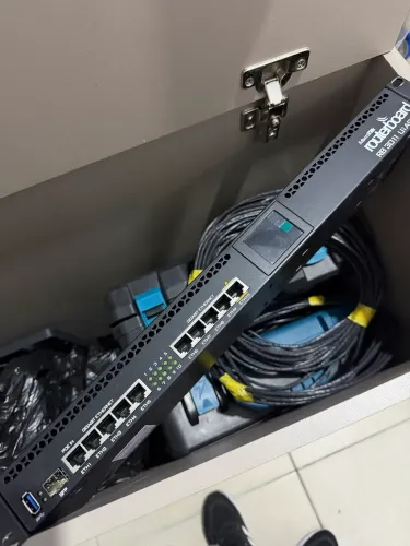 Roteador MIKROTIK RB 3011 - Novo usado só em bancada