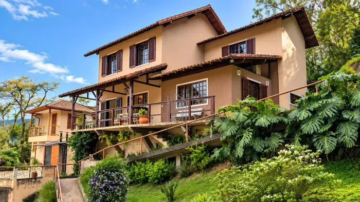 Apenas R$ 850 mil - Linda Casa 4 Quartos na Mosela com Vaga de Garagem
