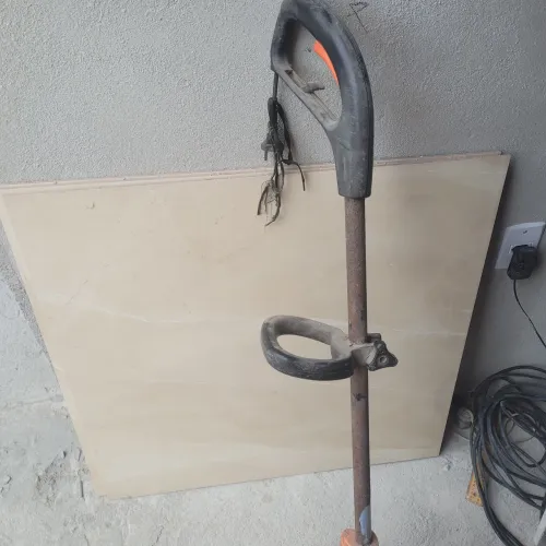 Máquina de cortar grama 