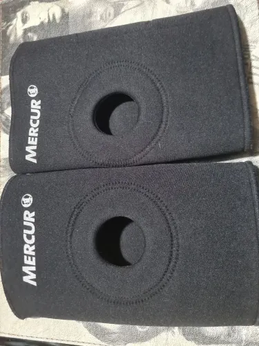 Vendo, par de joelheiras em neoprene, pouco uso, pretas. Marca Mercur.