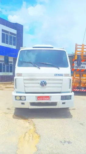 Vende se uma caçamba 2002 com chaparia,pintura e mecânica 100%