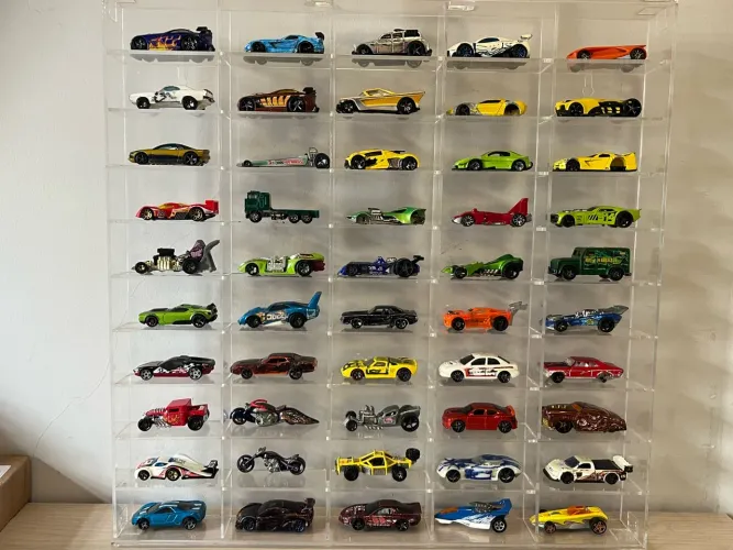 Lote com 122 miniaturas Hot Wheels 