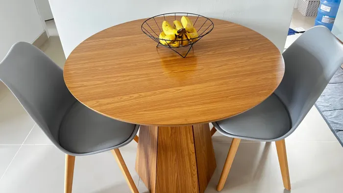 Mesa de jantar com duas cadeiras