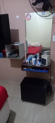 ? Penteadeira de parede em MDF com espelho e banco baú