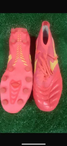 Chuteira Mizuno Morelia Neo IV Japan na cor rosa. 