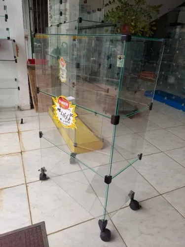 Balcão de vidro com rodinhas usado