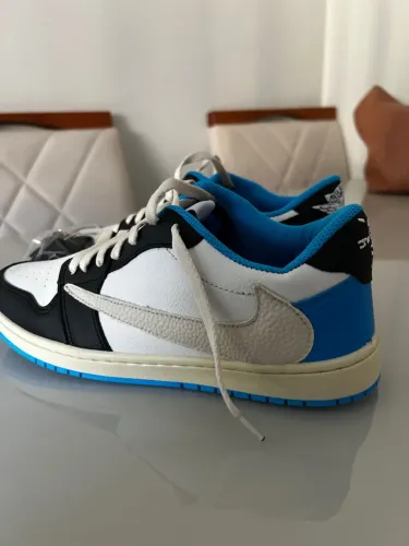 Tênis Jordan azul com preto