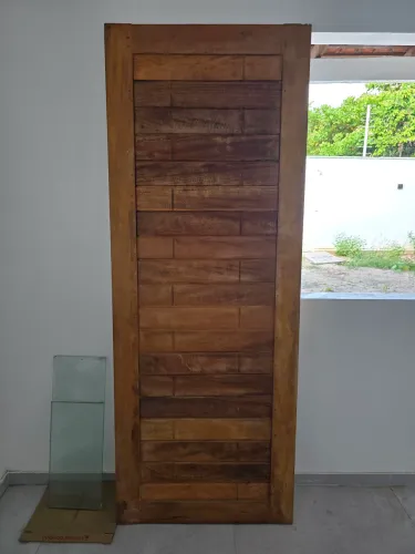 Porta de madeira (tatajuba)