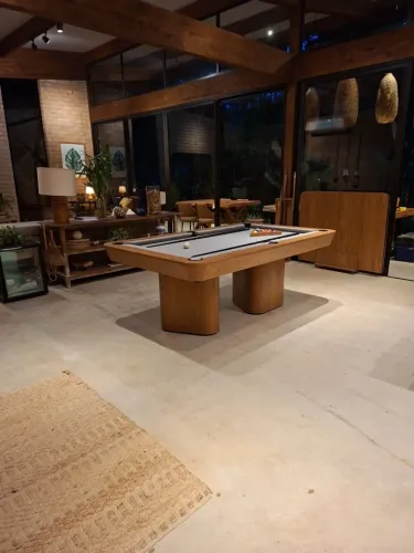Mesa de sinuca e jantar