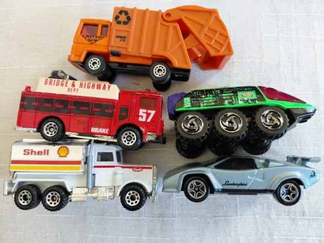 Lote de carrinho colecionáveis das marcas Matchbox e Hot Wheels. São 05 unidades diversas