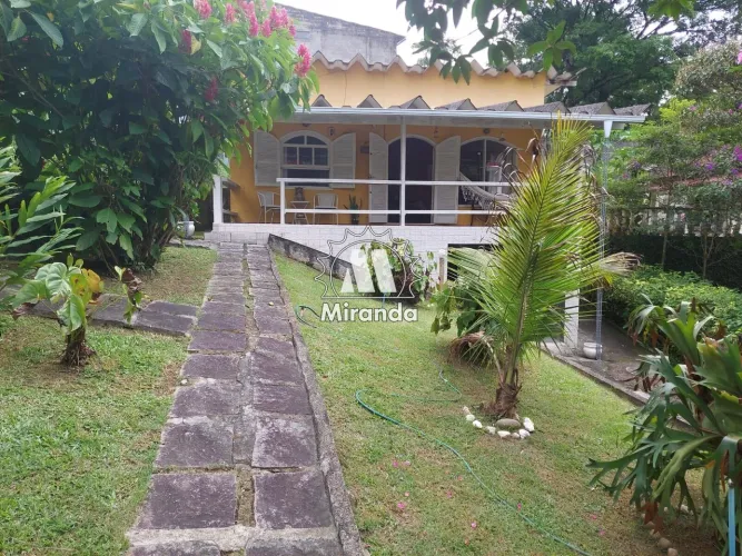Casa de 3 qts. em Condomínio na Caneca Fina, piscina e espaço gourmet