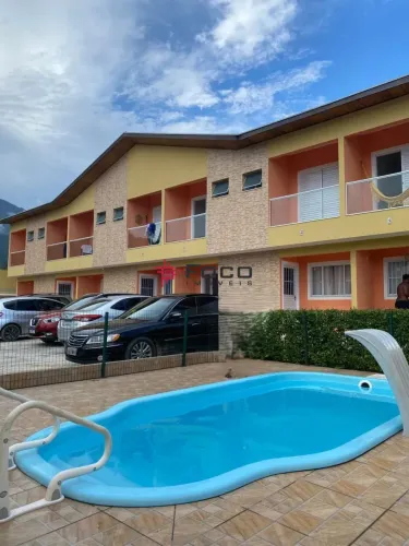 Sobrado em condomínio fechado - Caraguatatuba - 2 dormitórios e piscina - 78m²