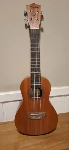 Ukulele Shelby SU-23M STNT com capa em couro