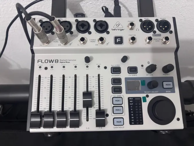 Mesa digital Behringer Flow 8