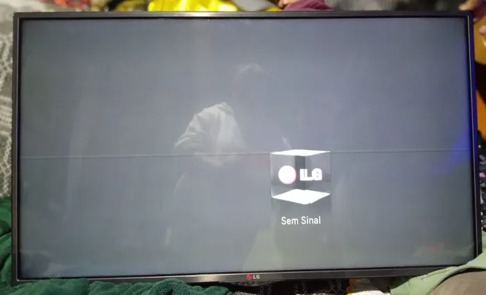 Tv 42 polegada com listra na parte se baixo da tela