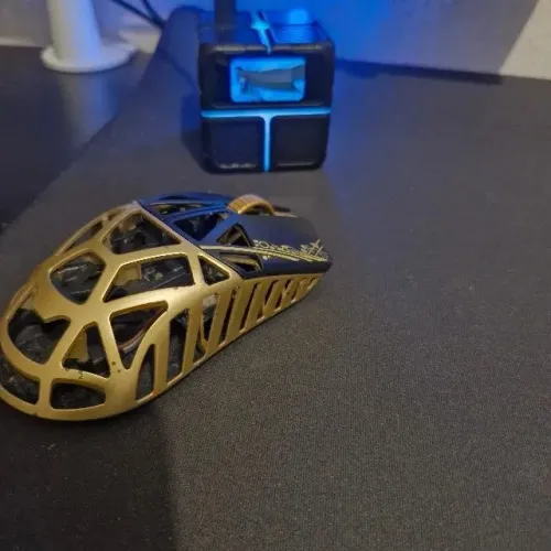 Modelo 4K Beast X da WLmouse na versão dourada
