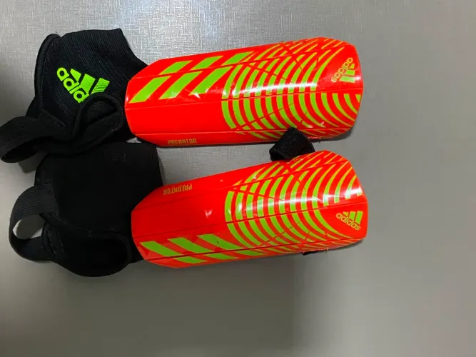Par de caneleira Adidas Predator