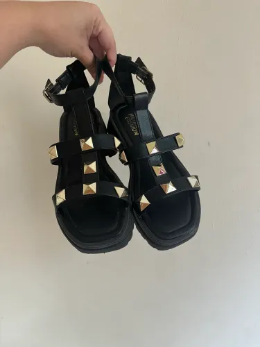 Sandália preta tratorada com tachas douradas