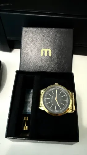 Relógio Mondaine dourado