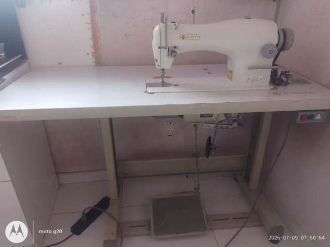Máquina de costura industrial reta