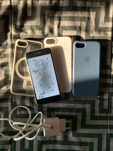 iPhone SE 3 (2022) 128gb e 74% saúde de bateria (carregador + capinhas)