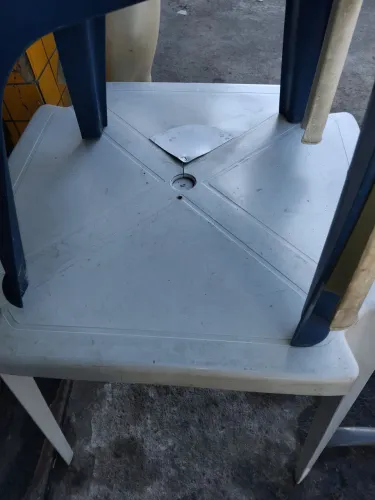 Uma mesa plastica de bar.