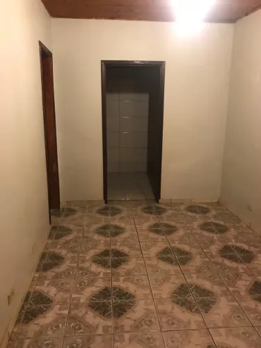 Aluga- se casa de fundos 