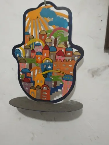 HAMSÁ EM METAL COM MULTIPOLICROMIA  ,FEITO PELO ARTISTA PLASTICO YAIR EMANUEL , 25 CM