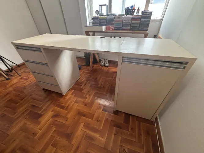 Escrivaninha com gavetas e armário