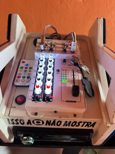 Mesa de Som Analógica Taramps TO202 com LED RGB e Equalizador de 4 Bandas