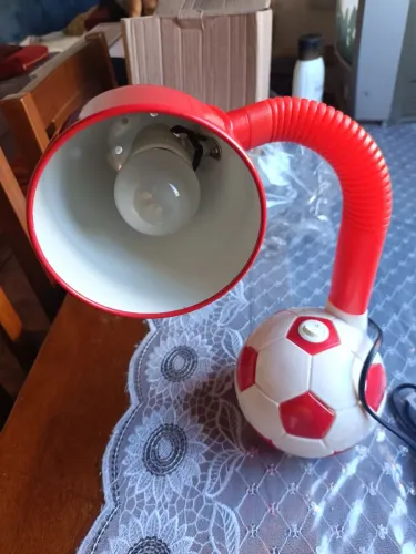 Luminária de bola vermelha e branca