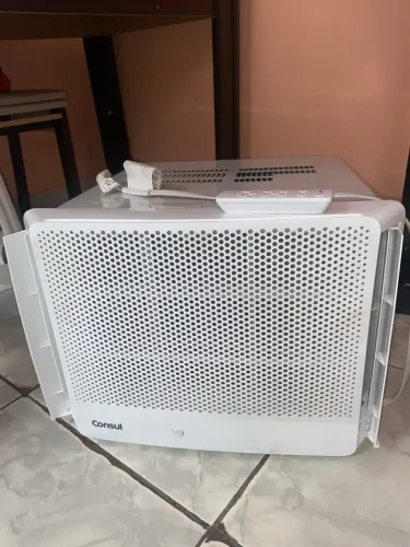 Vende-se Ar Condicionado de Janela 7.500 Btus 127V Consul Frio Eletrônico com Design