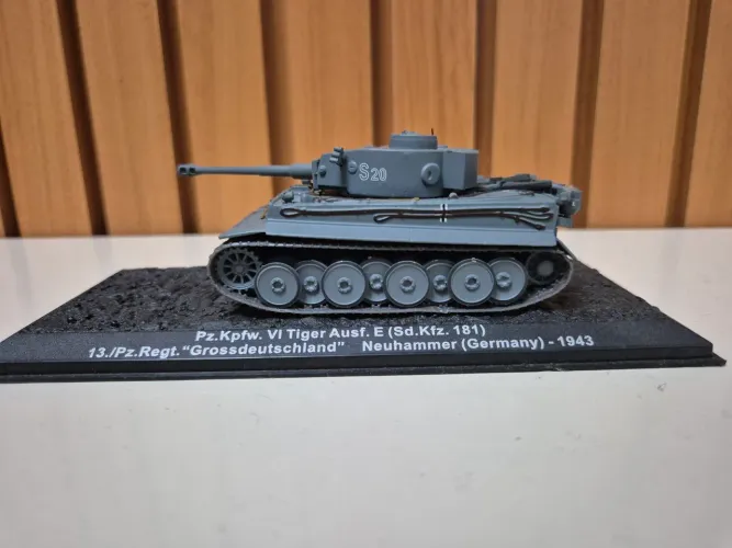 Miniatura Tanque Alemão Tiger I (Ausf. E) - Escala 1:72 (Coleção Militar/WWII)