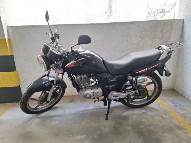 Suzuki Yes 125 recém pintada e com pneu novo