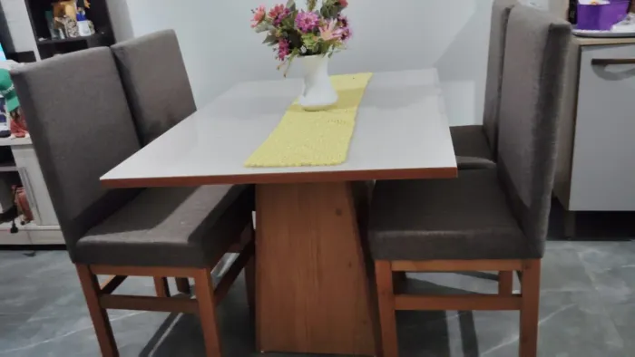 Mesa com 4 cadeiras