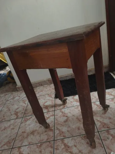 Mesa de Madeira Maciça com Rodinhas ? Resistente e Robusta
