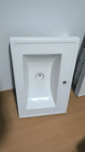 pia de banheiro feita de cerâmica 