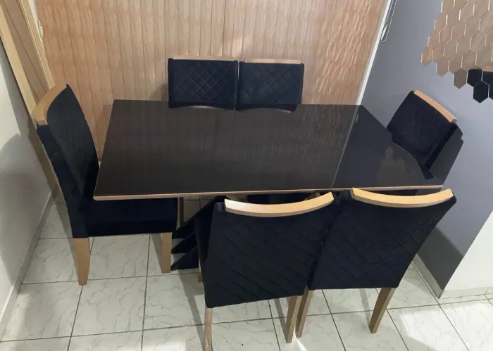 Mesa de Jantar 6 Lugares com Tampa de Vidro Preto + 6 Cadeiras Estofadas - Semi-Nova